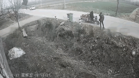 在车来车往的道路上，即便是熟人见面了，也不要站在路上唠嗑，因为这里不是唠嗑的地方