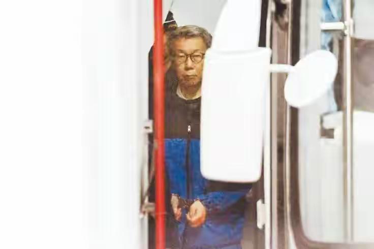 柯文哲要交保7000万才能出来。面对这一笔巨款，柯文哲犹豫了。

民进党终于有了