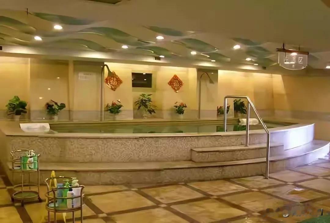 回南方十多年了，每到冬天冷的时候，还是很怀念北方的澡堂子，一进澡堂子里，热气腾腾