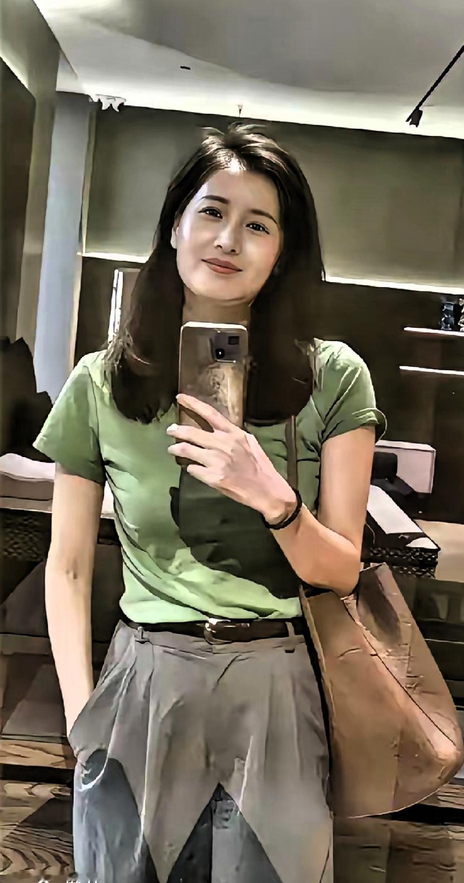 现在的美女保养的好，很难判断年龄，一网友问下图的美女大概有多大的年龄？
另一网友
