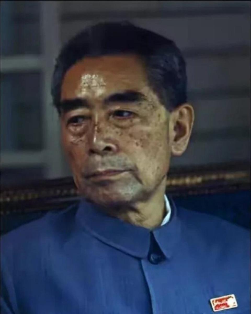 面色蜡黄，
老年斑遍布，
真是憔悴的让人心疼。

可休息不了，
他在时是一面墙，