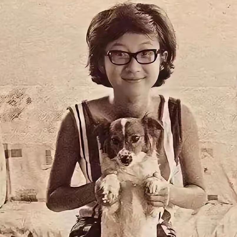 施南生绝对是港女精英最典型的代表了，
没有之一。
施南生1951年生人，父亲是上