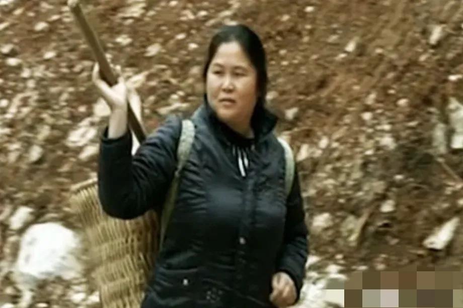 1993年，贵州，一名21岁的女子跟丈夫背着3个月大儿子，翻山越岭跑去医院，半路