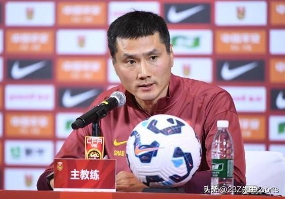 邵佳一首秀进攻阵型4-2-2-2，德式红牛系的标志性站位，强调密集中路，强调防守