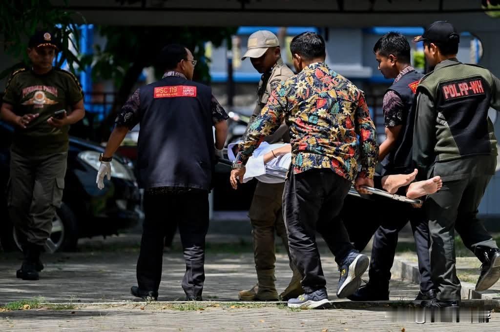 印度尼西亚亚齐省一对未婚男女因婚外性行为及饮酒，两人各被鞭打140下，女子受刑后