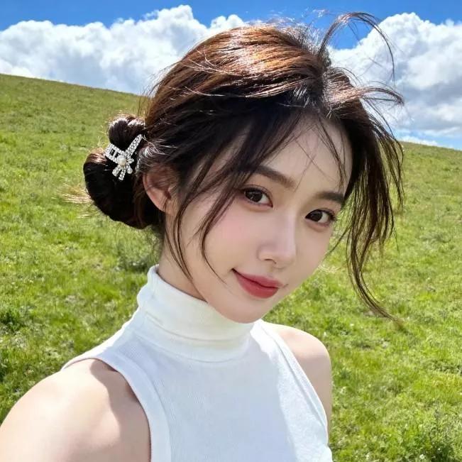 阳光明媚的午后，草地上自拍，微笑的少女