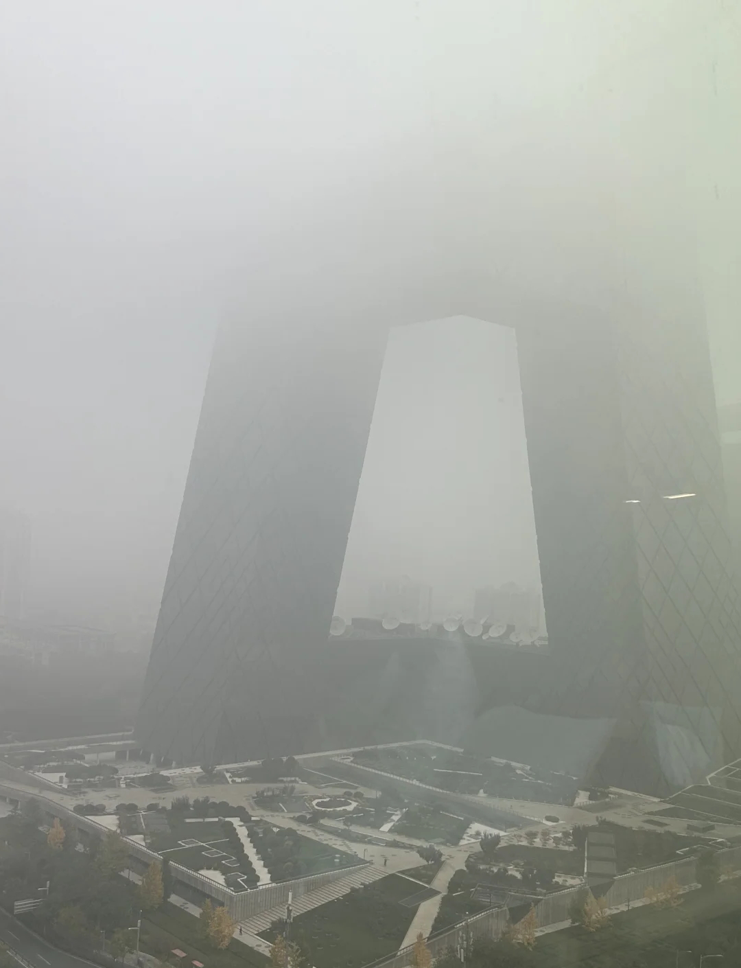 北京 大雾其实在北京那些年，几乎很少能够见到大雾天气，没想到这一次大雾天气这么厉