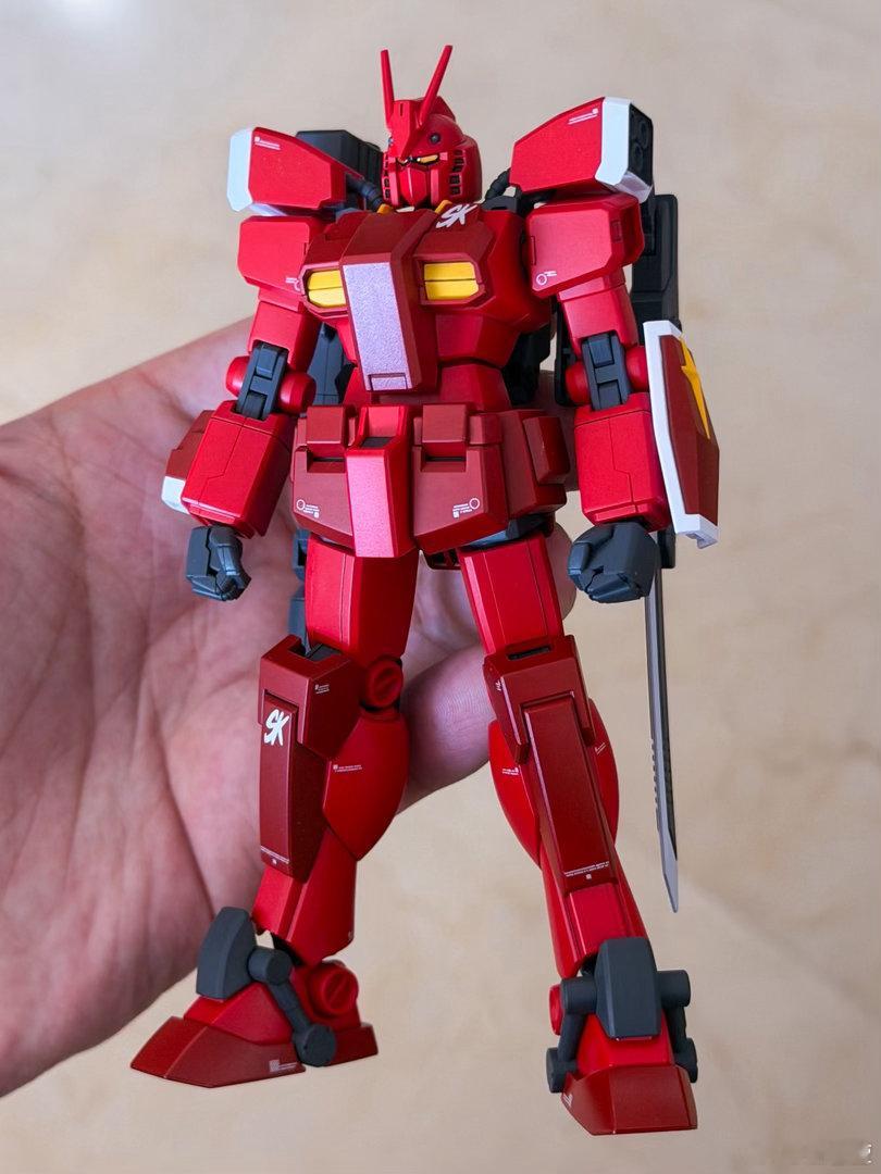hg 惊异红武士神临不必多言，uc系机喷涂完干净舒适，武装多也好玩儿 