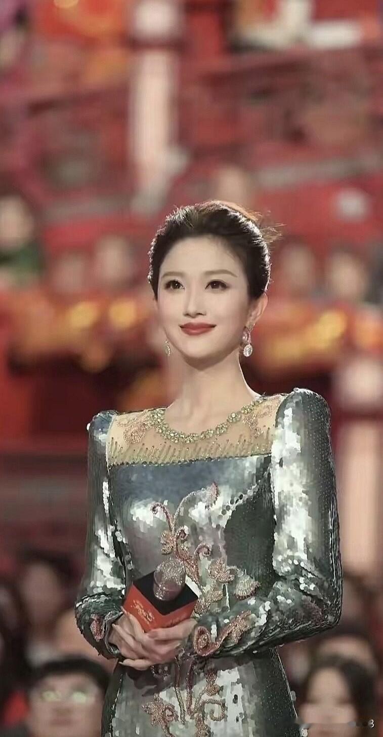 央视里一位比周涛漂亮的女主持人出现了，被她白到发光的肤色惊到，皮肤白皙，五官立体