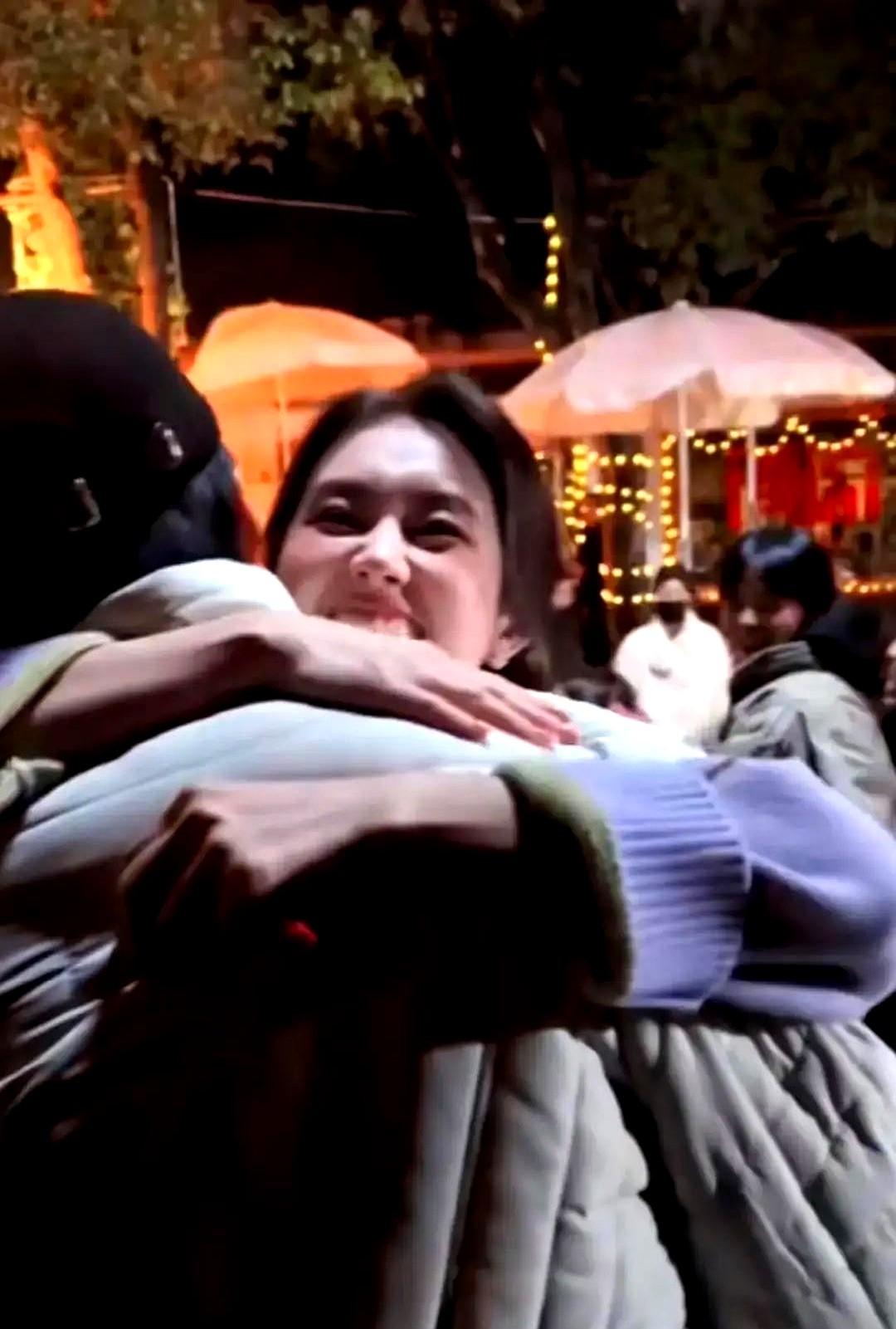 刷到王皓祯和郭宇欣那个拥抱花絮，手里的奶茶差点洒了。

第一反应不是嗑到了，是怕