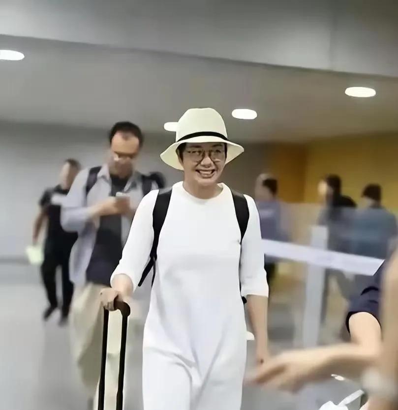 59岁蒋雯丽机场随拍，简约穿搭尽显松弛感
 
近日，一组蒋雯丽的机场随拍引发关注