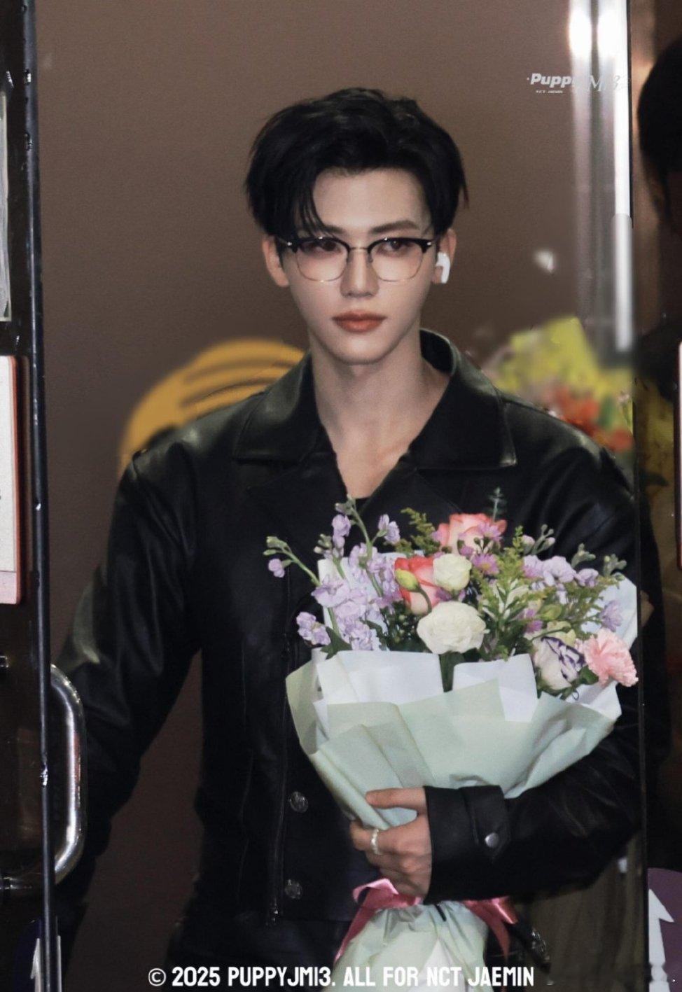 仅靠两秒镜头就5万转的男爱豆男爱豆两秒半框眼镜killing part太绝！帅脸