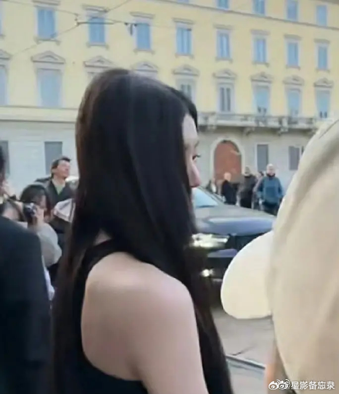 孔雪儿想要红 第一件事就是抛弃她铁打不换的高颅顶 