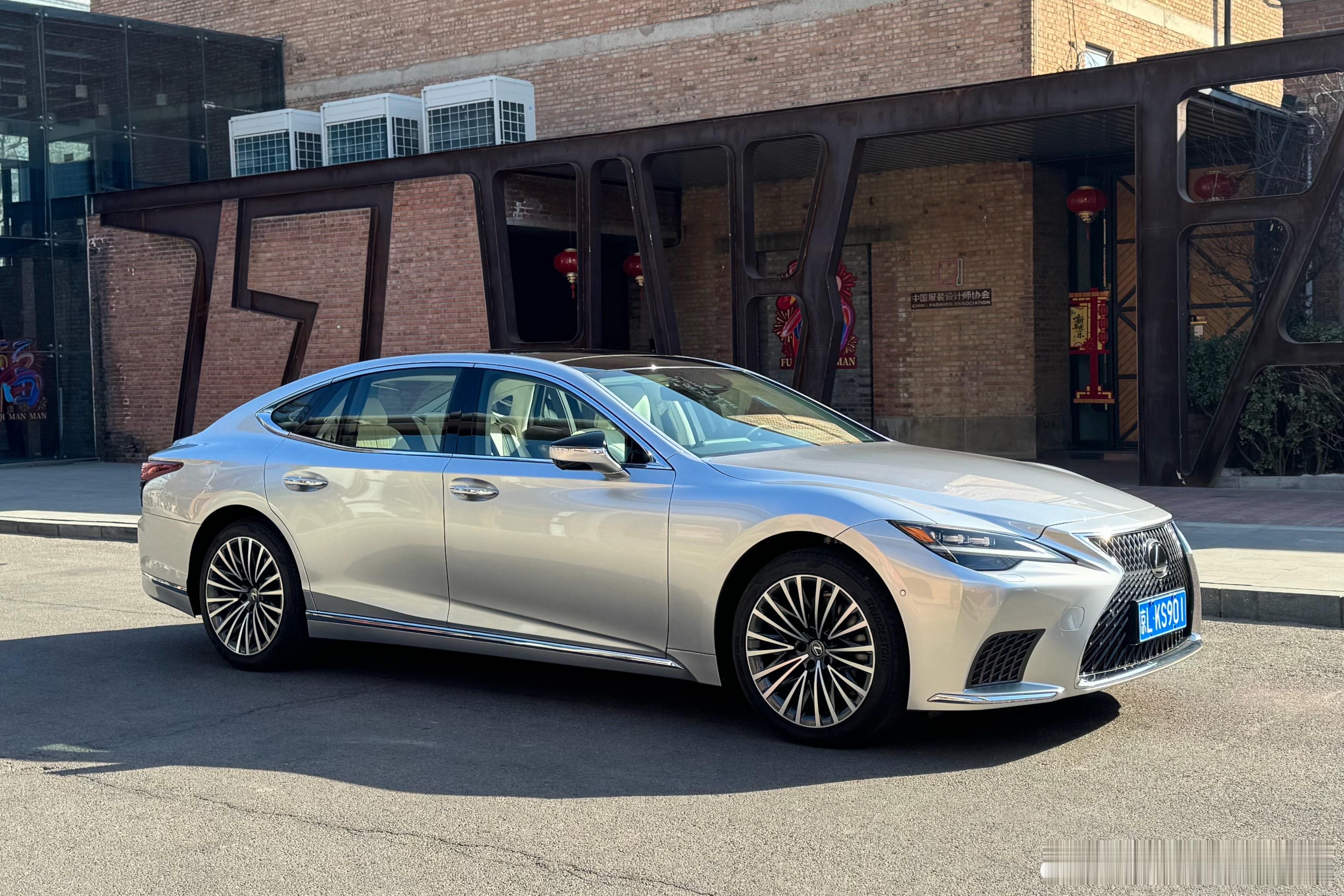 这两天开LS500h，发现如果代步用，这车还是太长，之前雷克萨斯GS那个尺寸真的