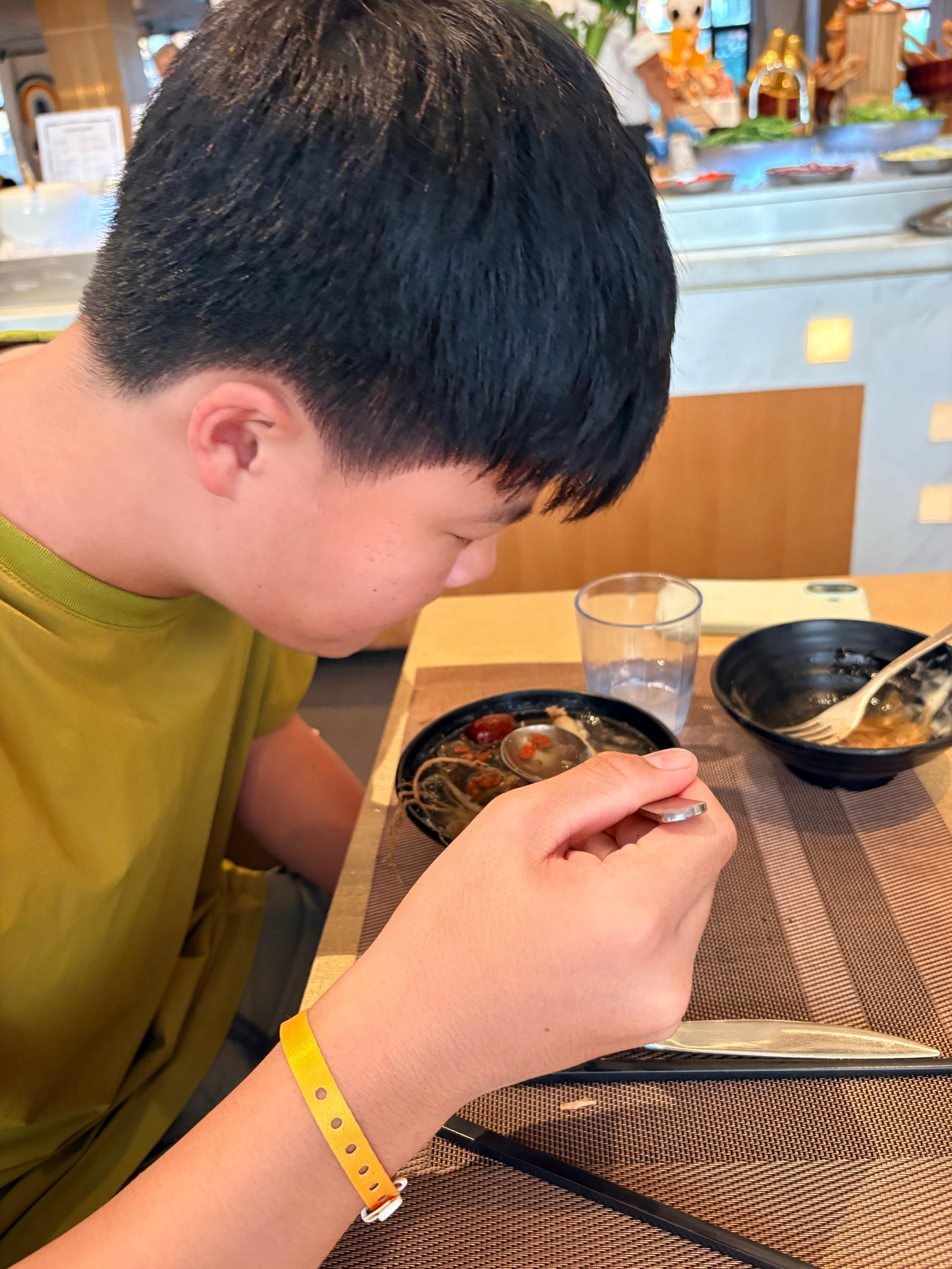 晚餐一人打了一碗人参鸡汤