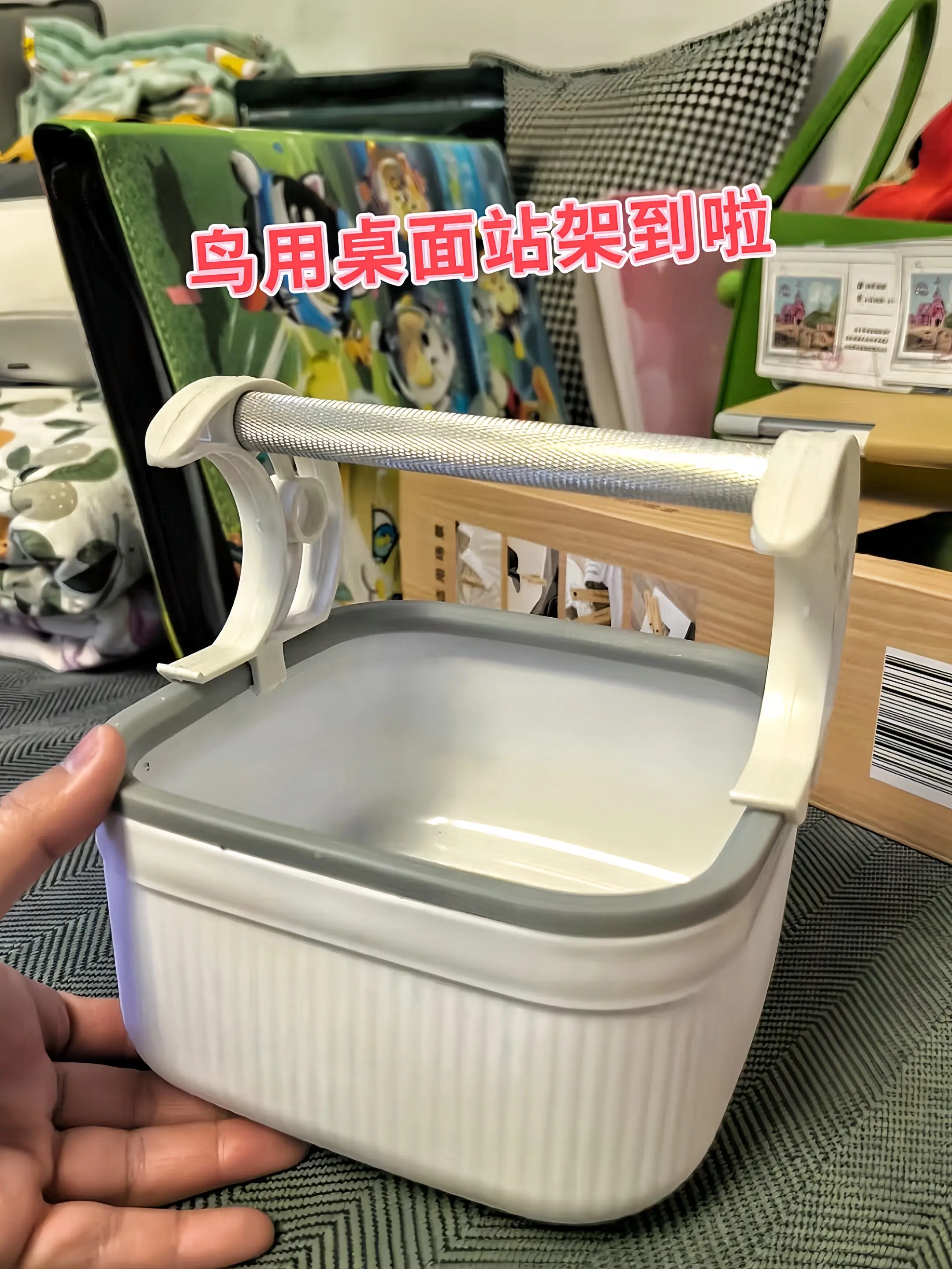 鸟友们！超实用的鸟用桌面站架来咯🥳 这个站架设计太贴心啦，小巧不占地...