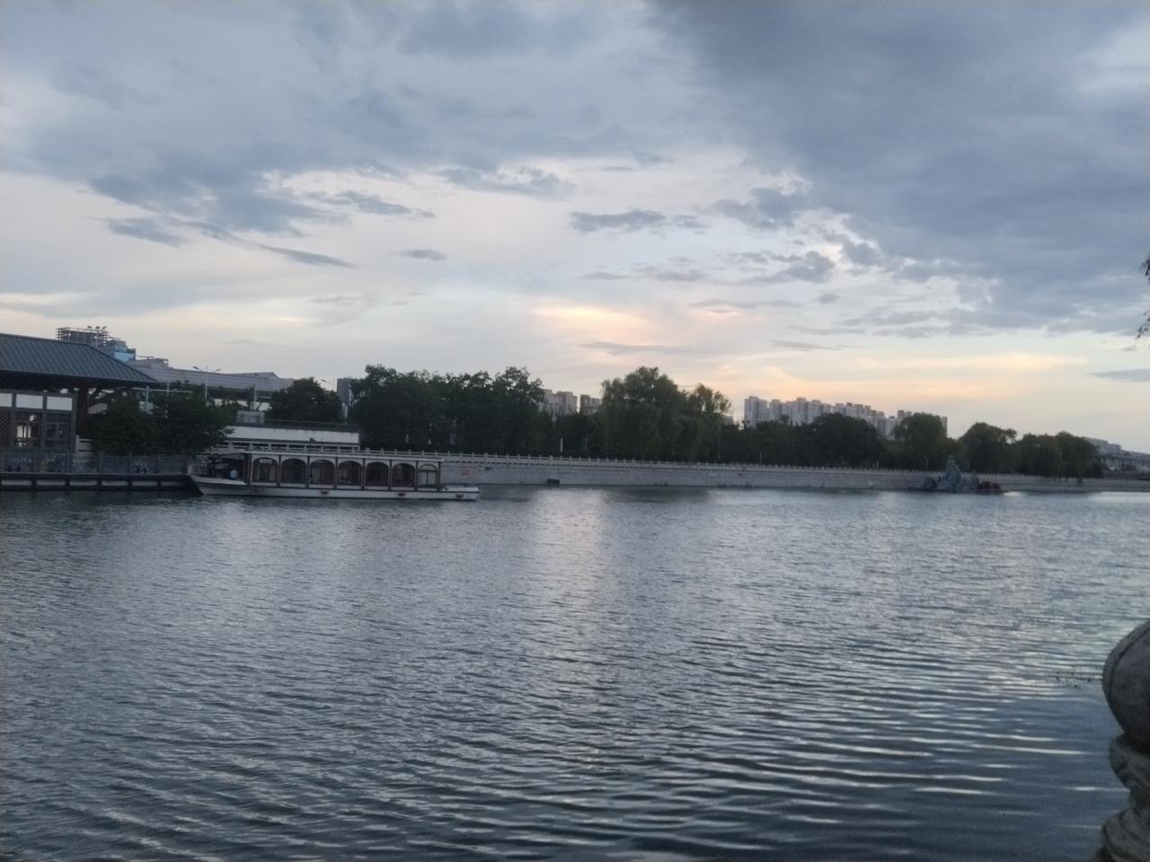 酷夏唯惬意 乌云斜树风 行车沐景里 雷笑天水冲[笑哭]  檐下扭捏趣   唯忘童