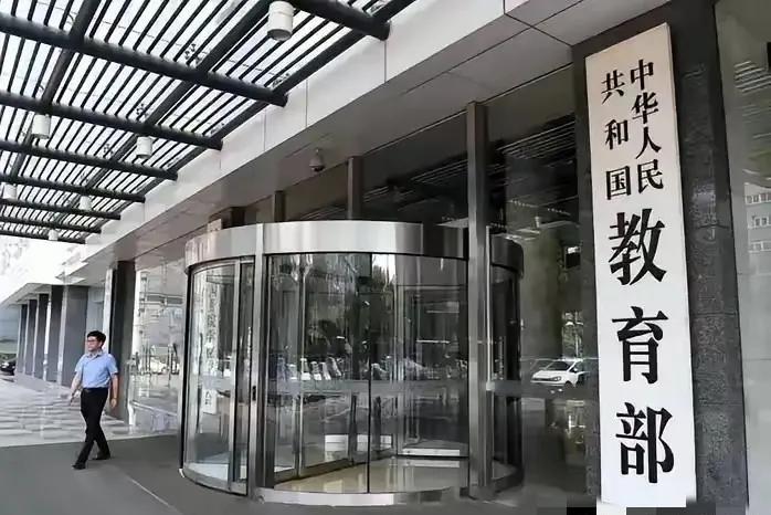 强烈建议教育部一刀切：不站讲台的教育人，一律不准碰教师职称！已经评上的赶紧

取