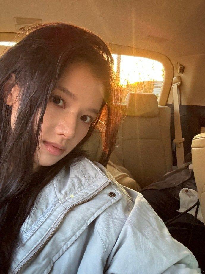 张婧仪长了麦粒肿 张婧仪与粉丝有爱互动，透露自己长了麦粒肿，细心嘱咐粉丝保重身体