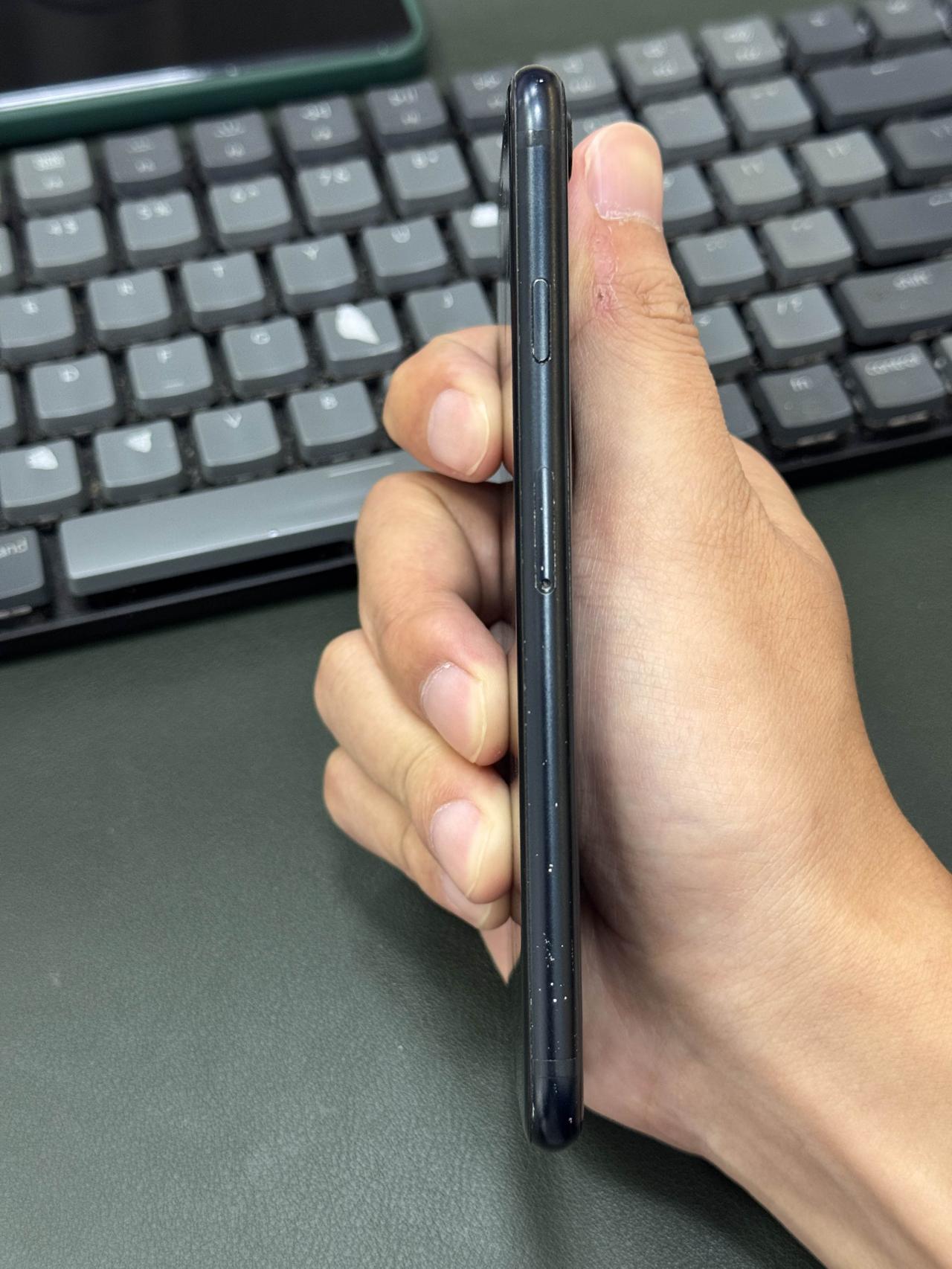 这下知道为啥铝合金的iPhone17 Pro不出黑色了吧？裸机使用了两年的iPh