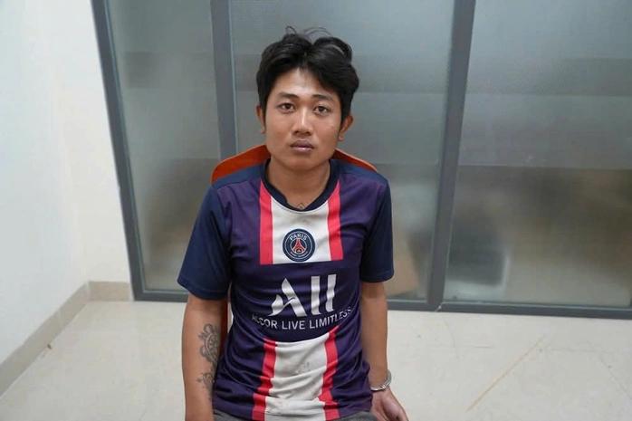 越南林同省警方抓获的酒后砸车嫌疑人
该人在酒后又与两位朋友电话接着喝，结果到地方