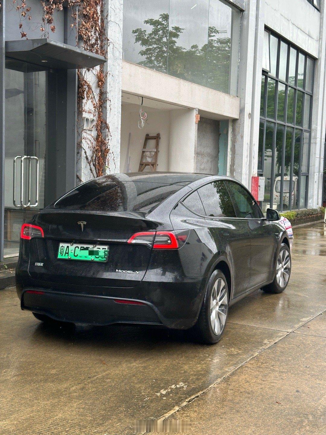 打车打到一台特斯拉Model Y～[二哈]师傅说整个广州用这车来跑专车的也就10