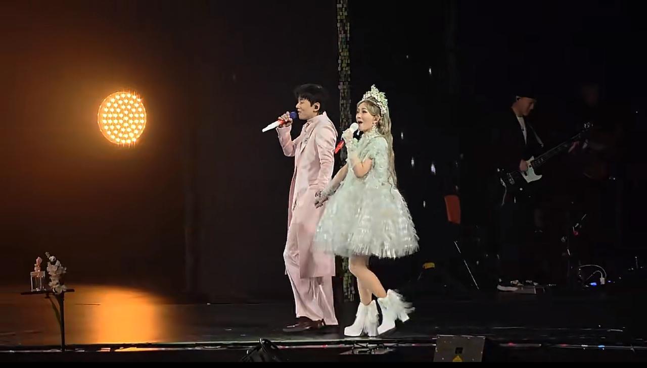 谢娜连场两天的演唱会落下帷幕。
虽然不是专业歌手，没想到也是好评如潮。
现场来了