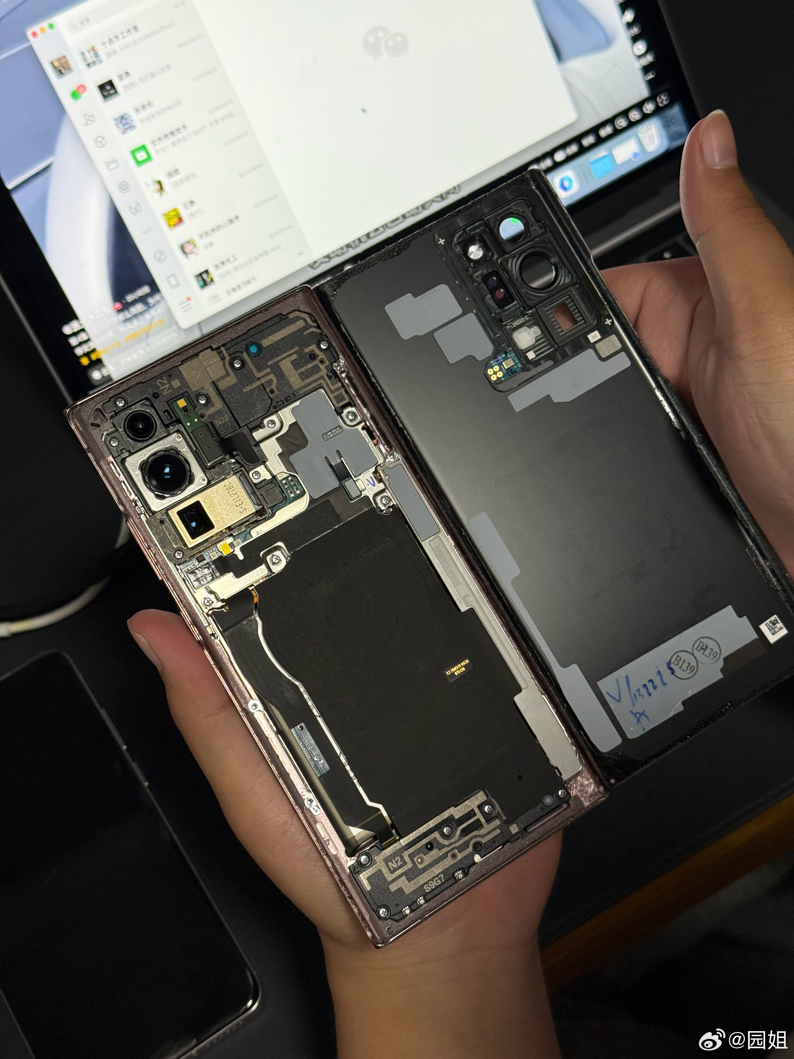哈哈哈，工作室小伙伴的三星Note20 Ultra后盖掉下来了，是天太热了吗[笑