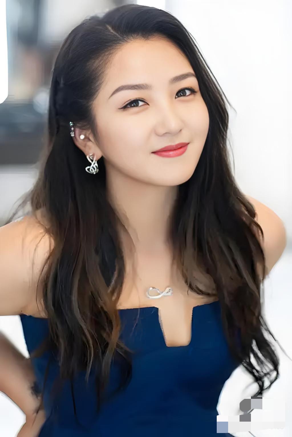 何洁本来想卖惨博取同情
还在直播间崩溃大哭
却没想到观众根本就没法共情，毕竟每个