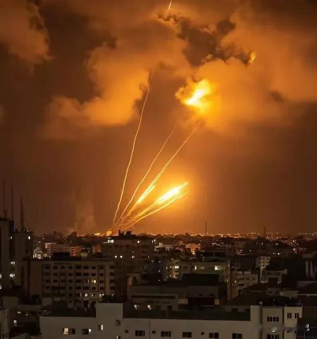 当初以色列空袭伊朗核设施时，自信满满。军方说铁穹防空系统能挡住一切，伊朗报复没威