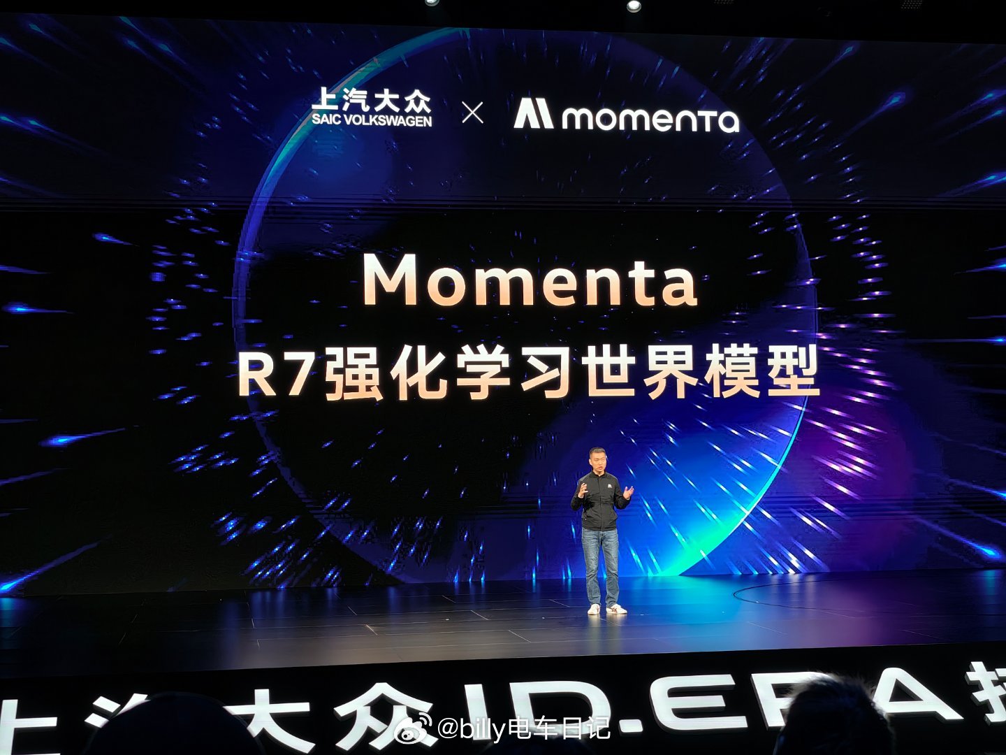 今晚属于物理AI的时代已经到来了！MOMENTA R7采用强化学习大模型，有奖惩