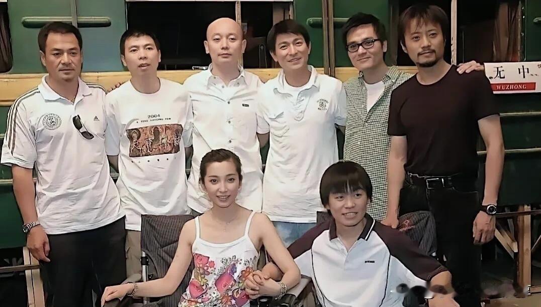 年轻时候的李冰冰还真是好看啊，就算是刘亦菲也没有她漂亮，真正的古典美女，她旁边的