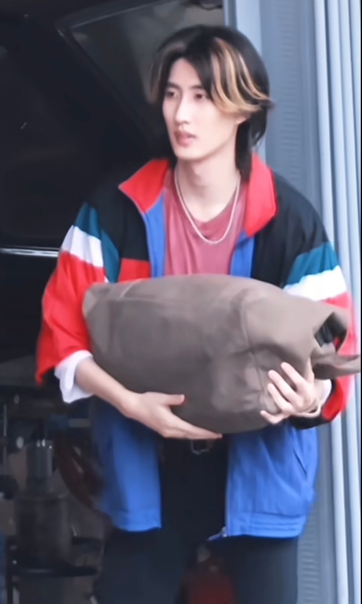 想把他骑走，又蛮想收养的 