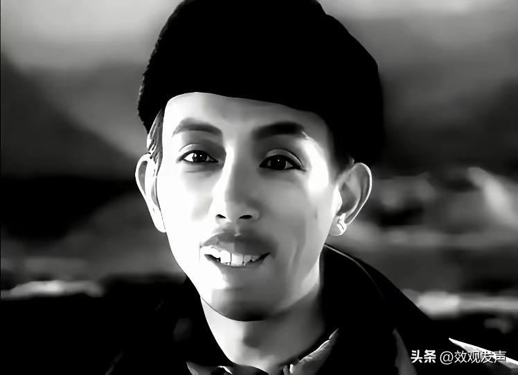 1926年他出生于武汉，祖籍湖南宁乡，1945年辍学后投身话剧，1947年出演首