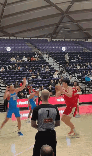 杨瀚森张着嘴，眼睛长时间的盯着篮筐，满脸的难以置信，这球咋又扣飞了？！
外线起步