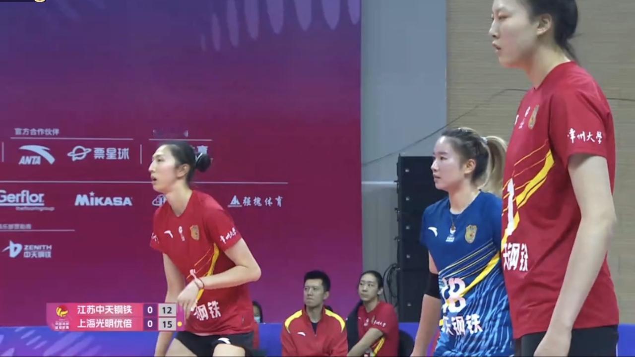 关键时刻范伯宁一传被上海女排发崩！江苏女排主帅施海荣用接应周页彤换下唐欣来加强进