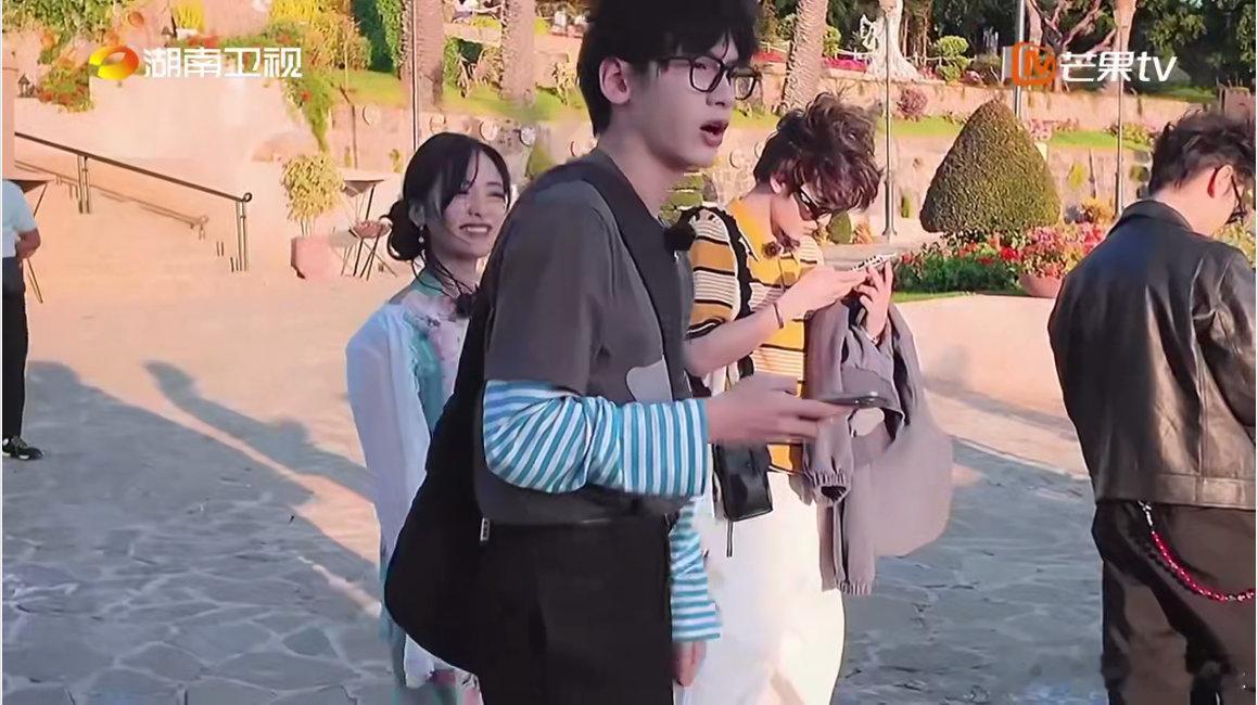 中餐厅[超话]沈月翟潇闻零帧共脑 沈月翟潇闻：本来想装酷拍照，结果因为零帧共脑破