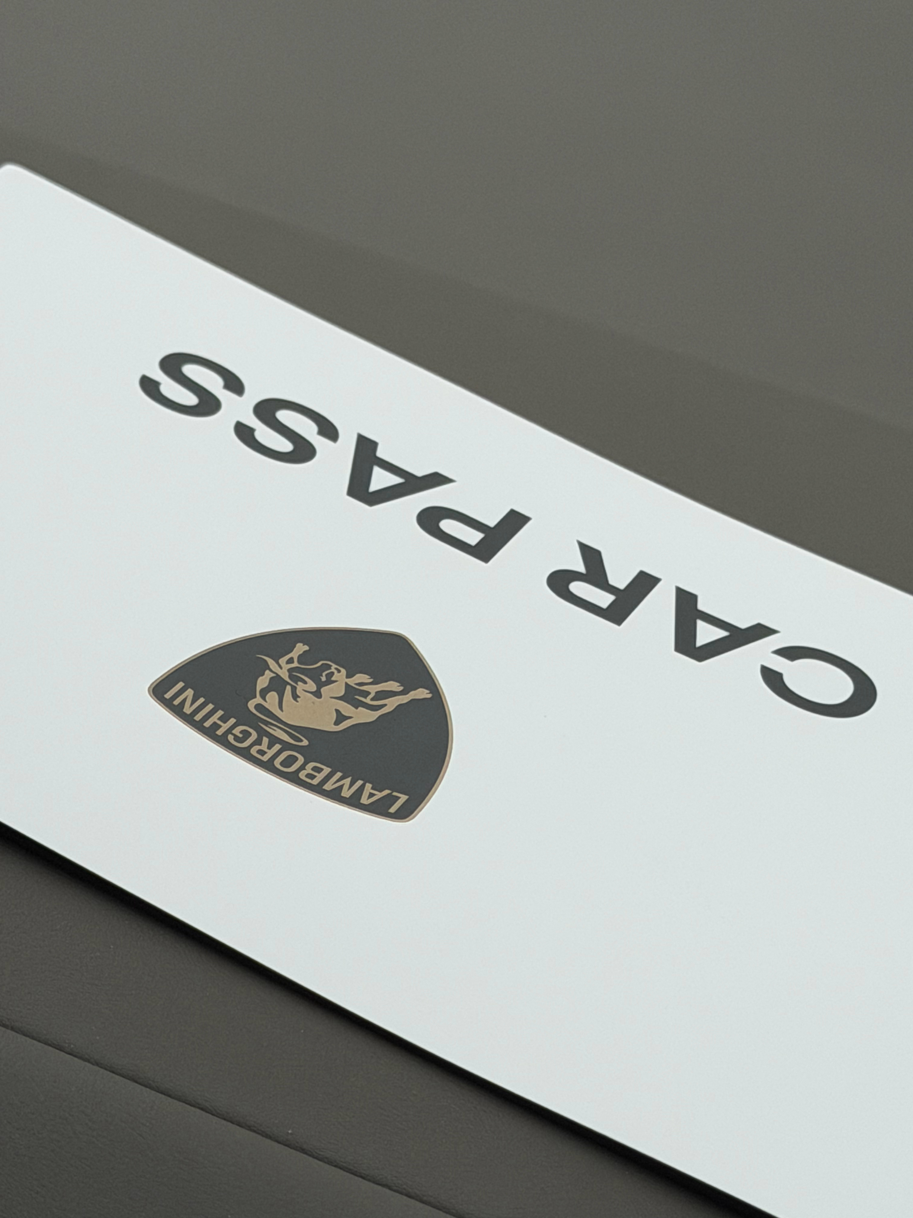 等会又要开我最爱的霖宝坚尼了，已经在偷笑了，还是在我最擅长的珠海赛车场，衣服是找