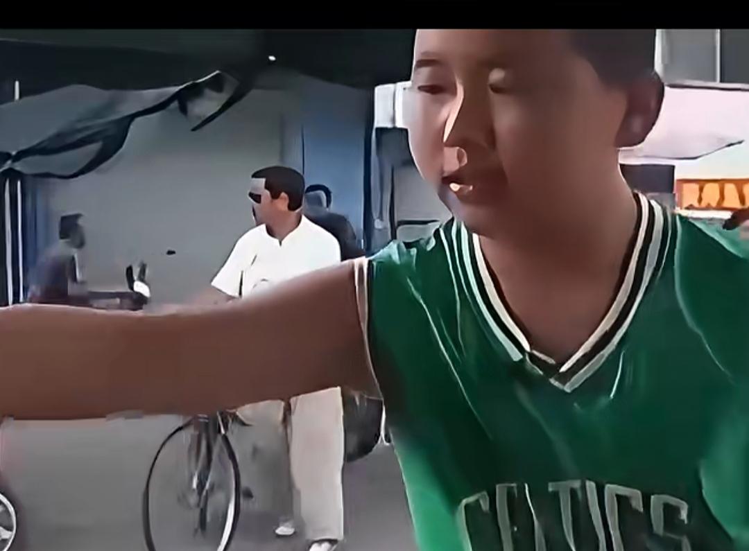 赵文龙是一位步履从容、算不上健步如飞的少年，可他踏出的每一步，都牢牢踏在孝道的大