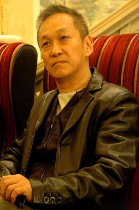 一年50万，港币，80年代。
成龙给他开的工资。就一个活儿：当司机，兼助理。
四