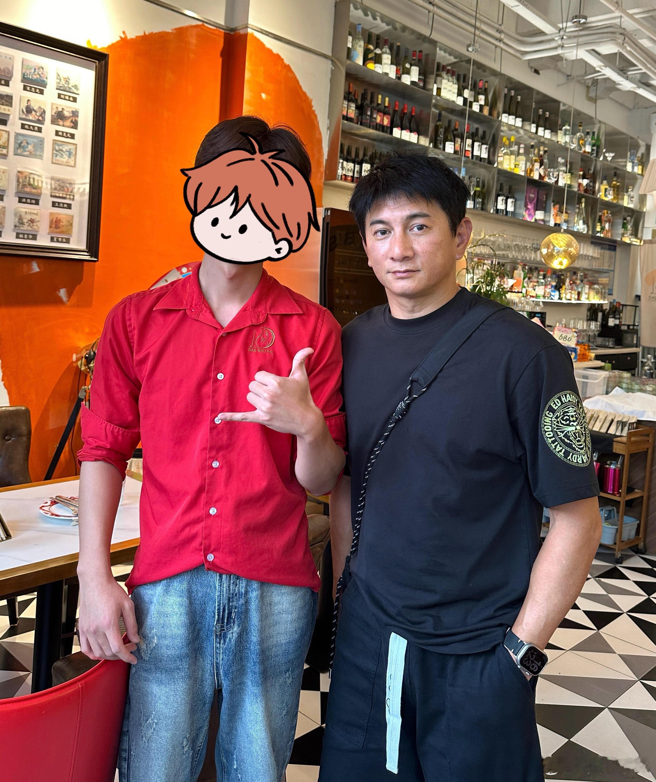 吴奇隆与路人合照状态吴奇隆撞脸维嘉 网友晒了与吴奇隆的合照，看着55岁的吴奇隆网