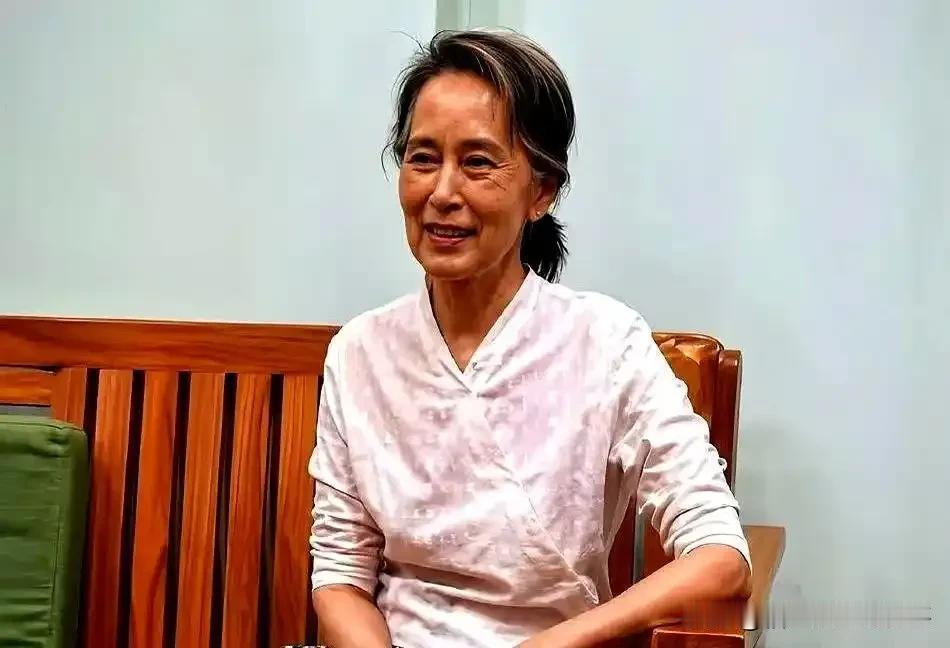 为什么昂山素季一直被关着？很大的原因就是有很多西方集团的组织关心她，以至于敏昂莱