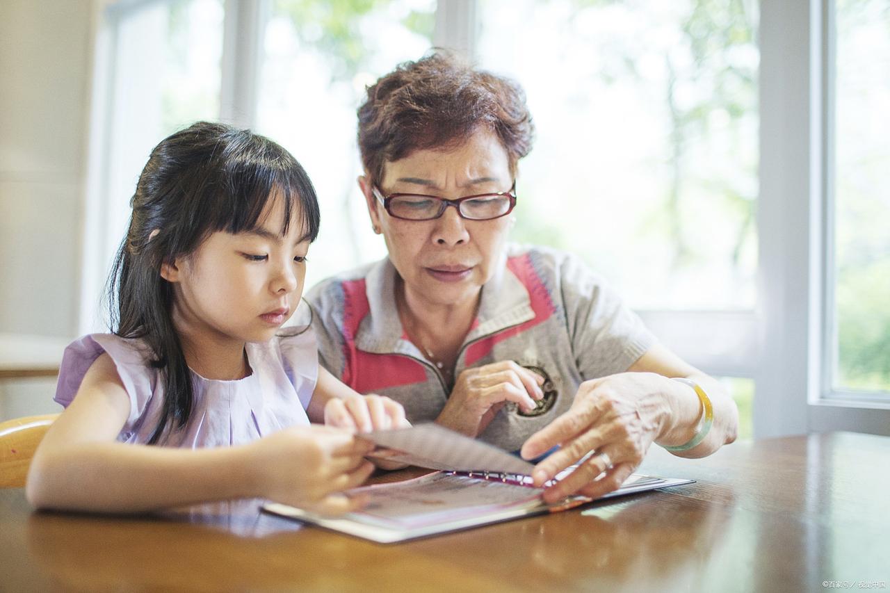退休老人想长寿，要有以下五个保持：

1、保持思维，经常动脑；
2、保持社交，减