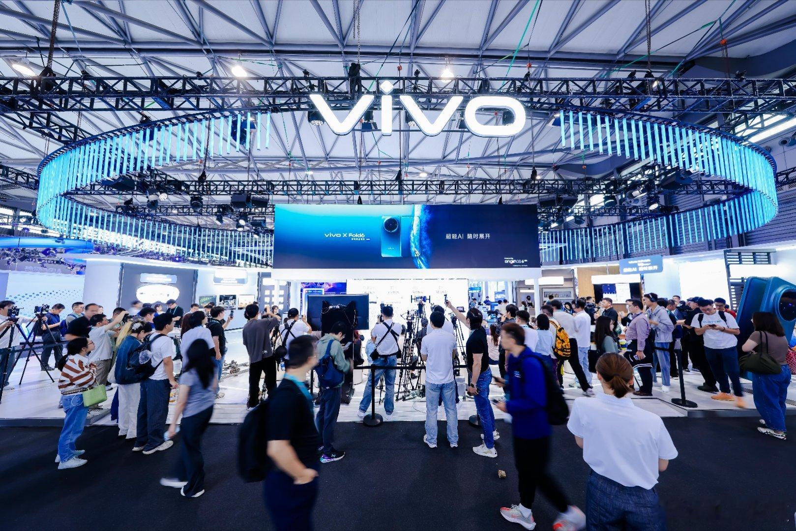 MWC26上海正式开幕，6月25日，vivo X Fold6的多位先锋用户在vi