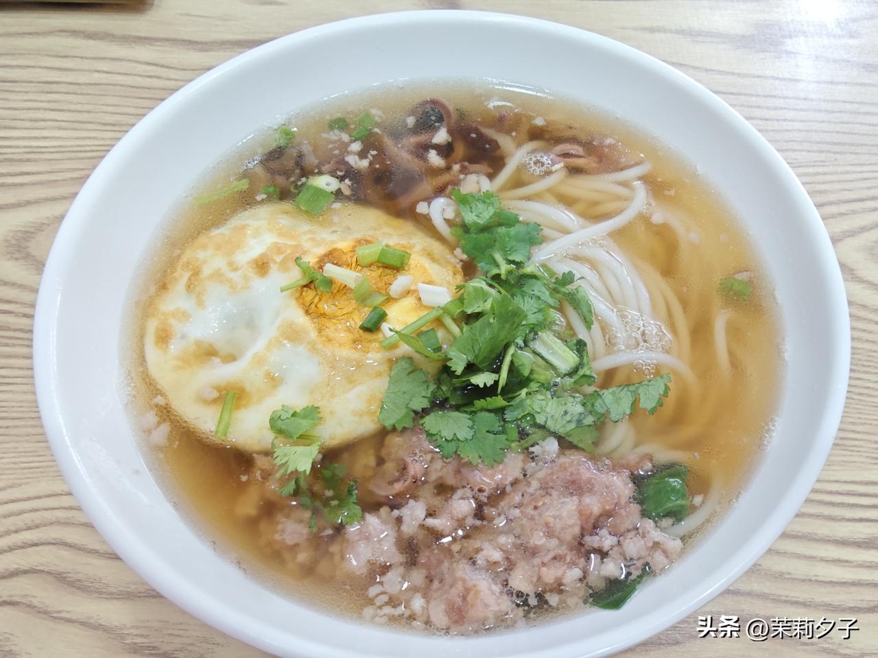 福州仓山下藤路福安鱿鱼肉沫粉15元，汤味道不够浓郁，份量也小，总体评价一般。
之
