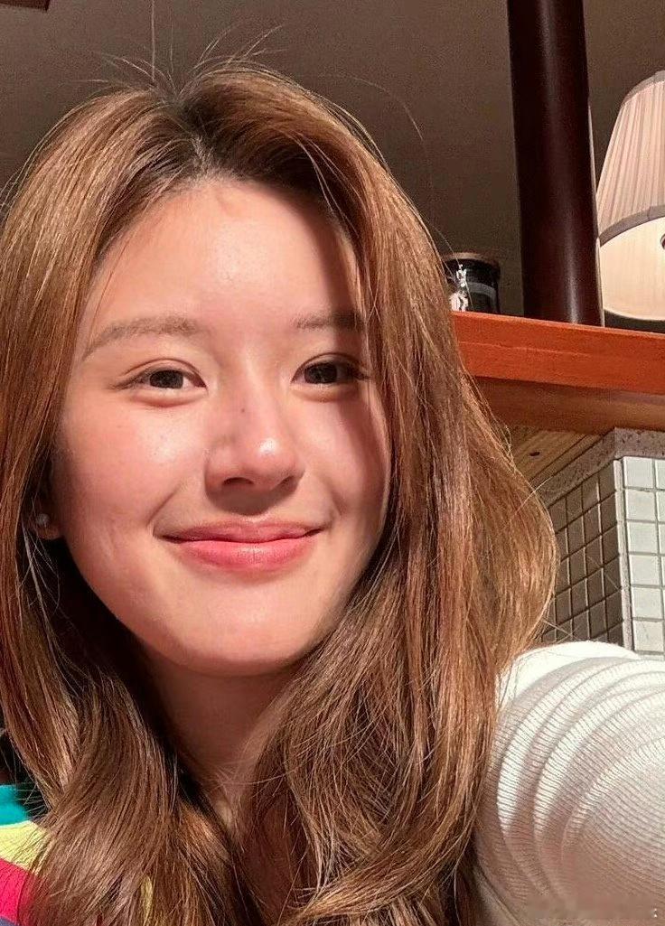 赵露思生图长这样，还能吹神颜吗 ​​​