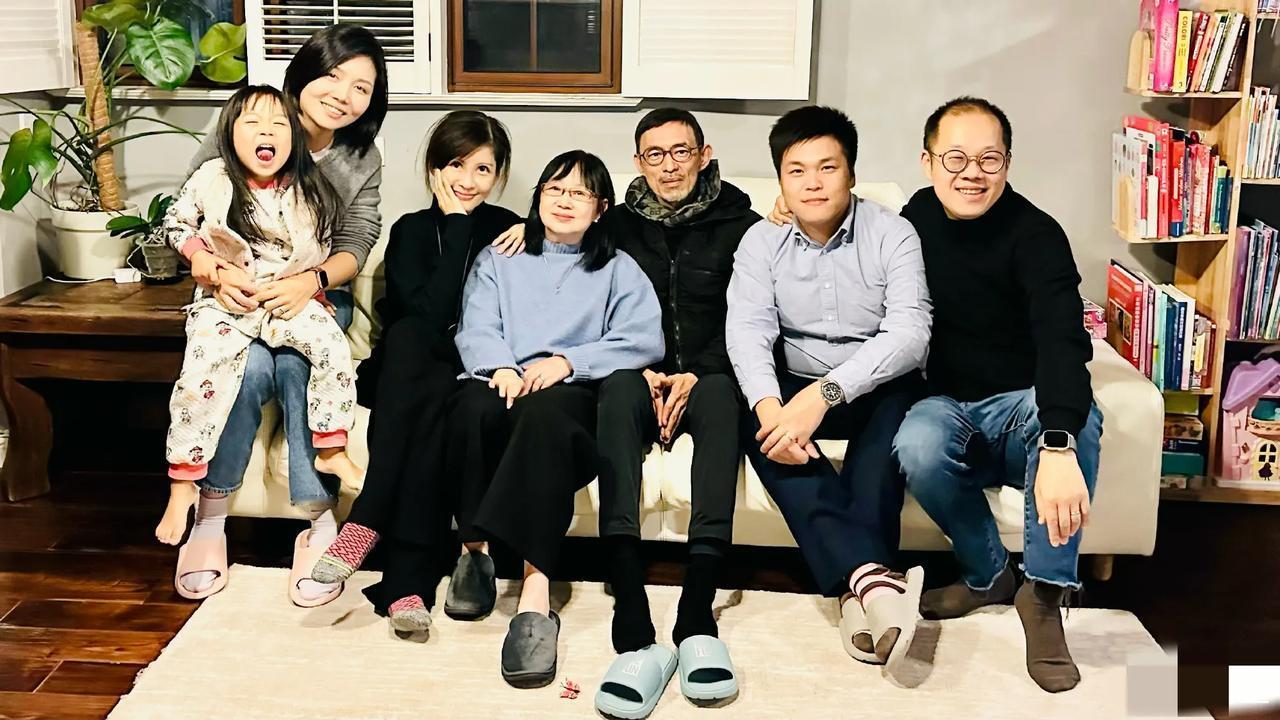 美女主持人沈星到香港参加老友聚会，和十年未见的朋友畅谈至深夜。友人准备了满满一桌