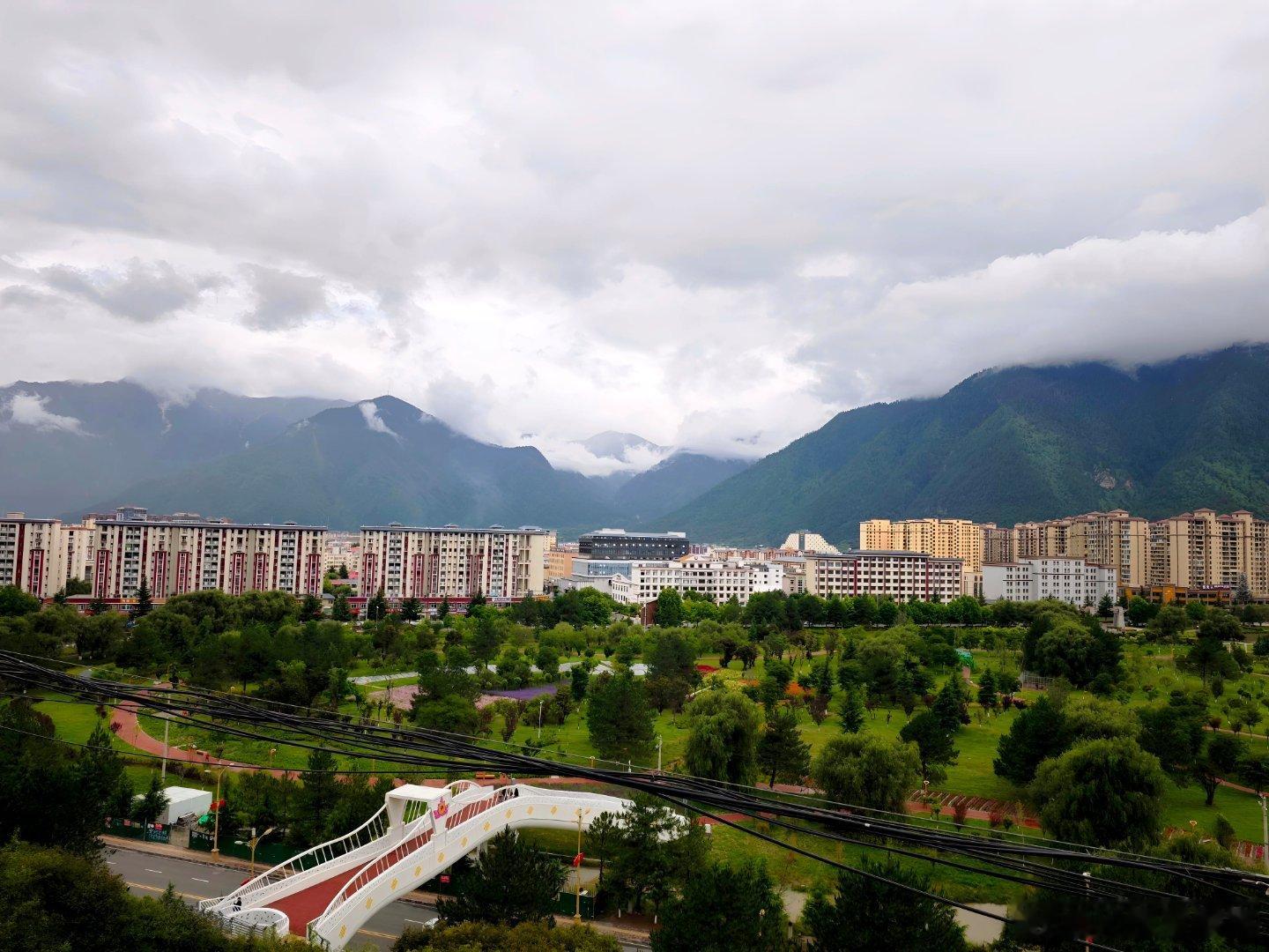 俯瞰林芝市+山谷林海，满眼翠绿，天气不好，却也有雨季独有的朦胧仙气。 