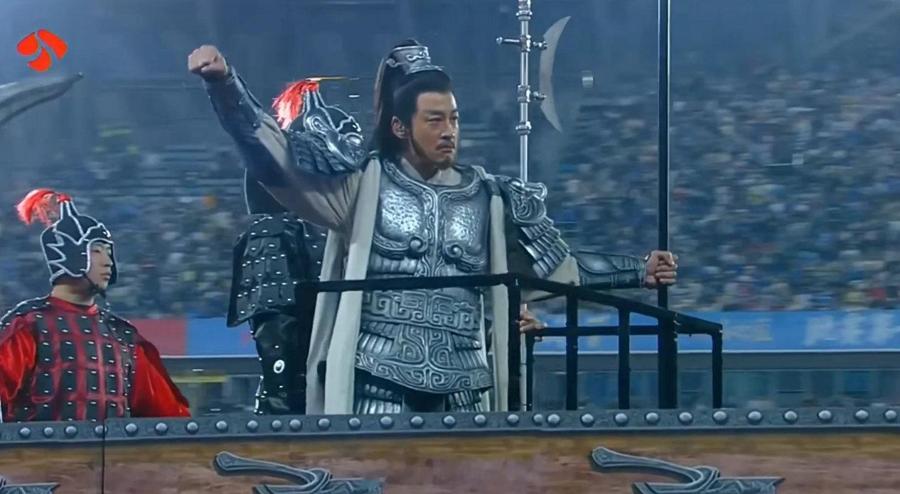 何润东现身宿迁奥体看这气场，仿佛能镇住全场！🚀苏超  cr：草根足球记录员 