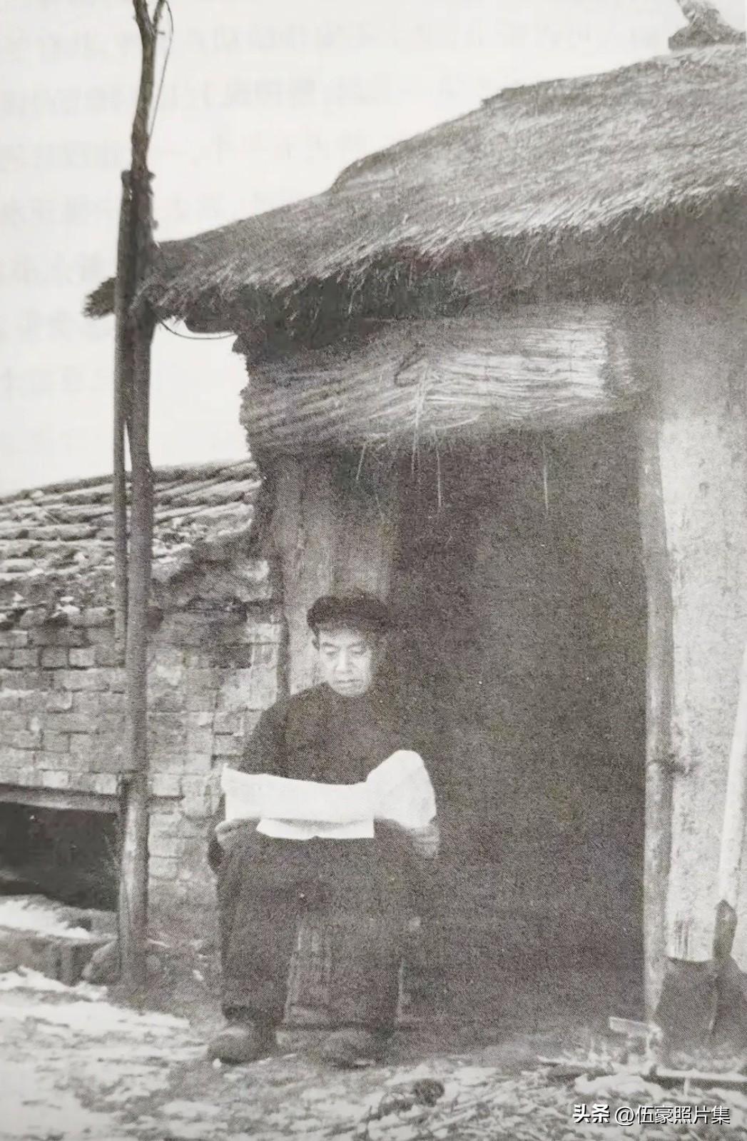 1969年，邓力群同志被下放五七干校劳动时，在住所看报时的照片。
他最初的劳动是